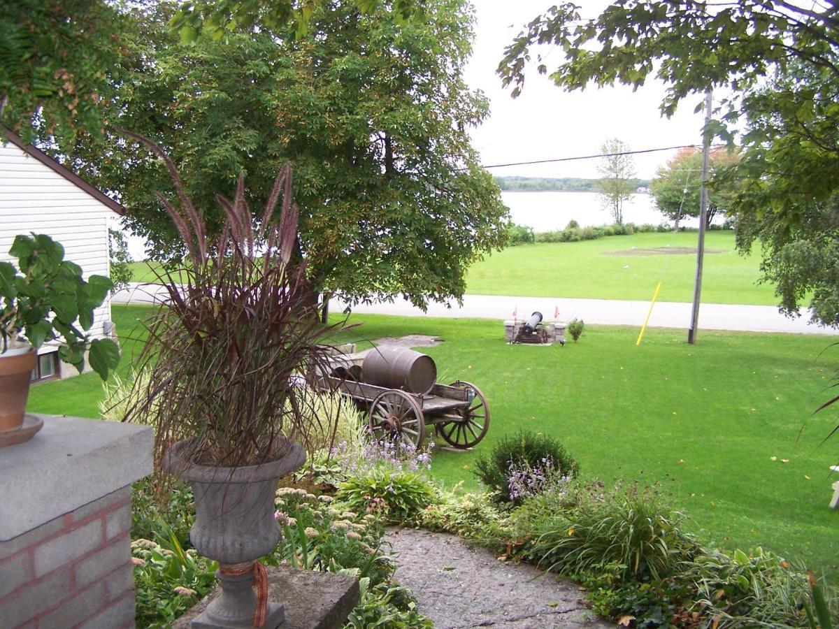 Creighton Manor Inn Bed & Breakfast Orillia Exterior photo