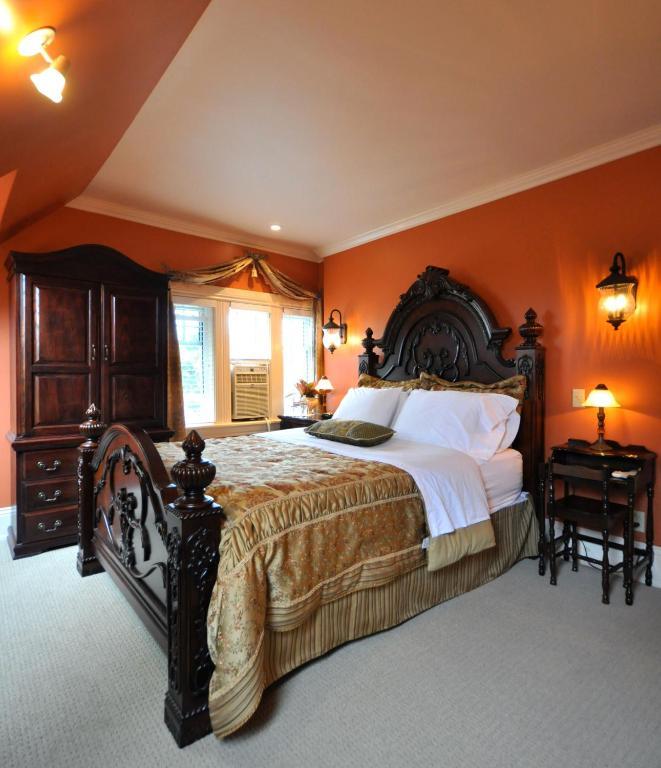Creighton Manor Inn Bed & Breakfast Orillia Exterior photo