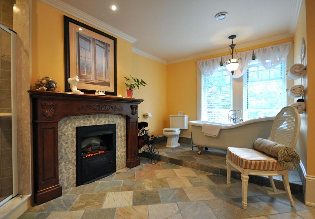 Creighton Manor Inn Bed & Breakfast Orillia Exterior photo